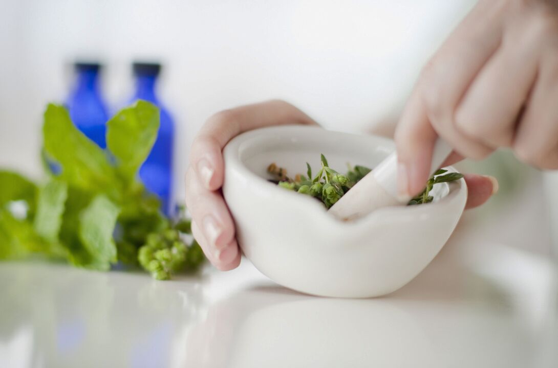 Tratamento tradicional de dores nas articulações com ervas medicinais